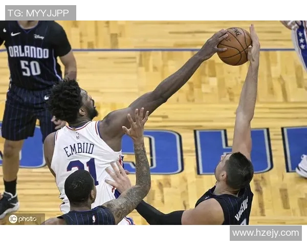 恩比德强硬动作放倒鲍威尔，领到违体犯规处罚(恩比德暴扣)